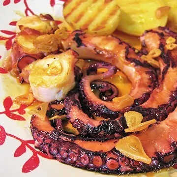 Pulpo a la gallega con pulpo frito