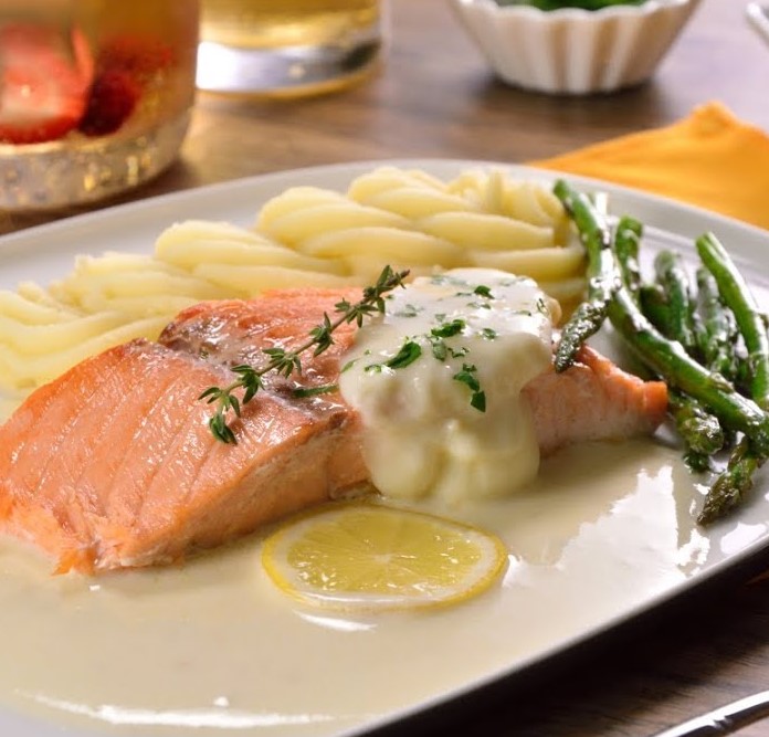 Salmón a la parrilla con salsa de limón y eneldo