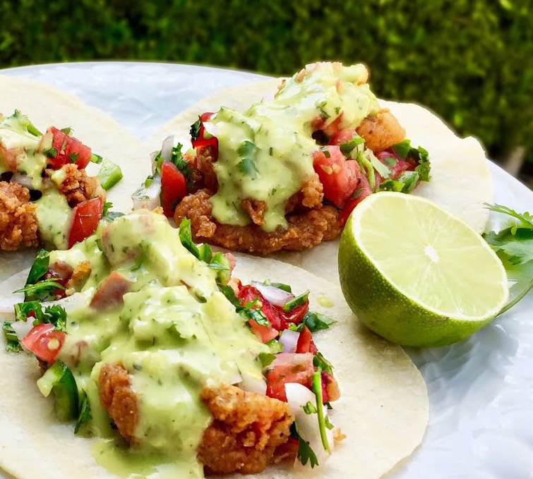 Tacos de pescado con salsa de aguacate