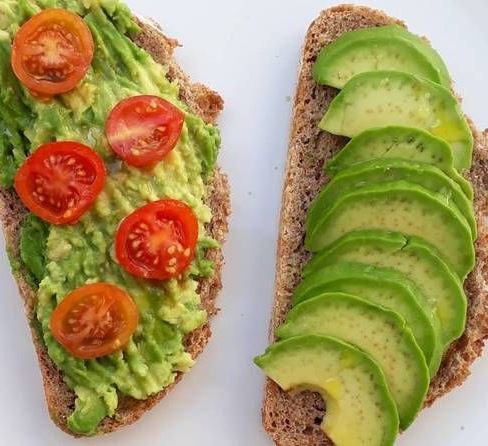 Tostadas de Aguacate y Tomate