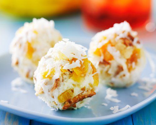 Bola de Queso con Piña y Nueces