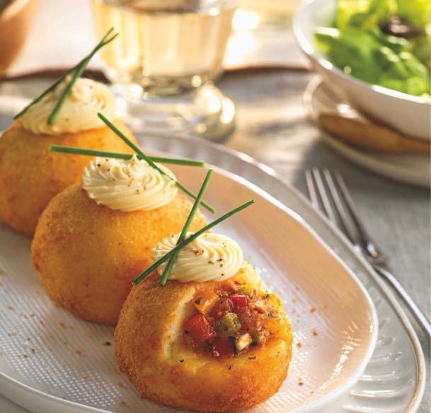 Bombitas de patata rellenas de pisto de atún