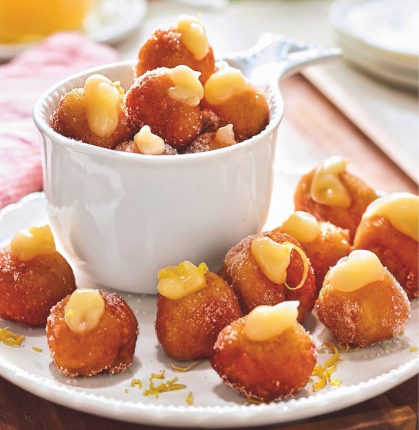 Buñuelos de viento rellenos de crema de limón